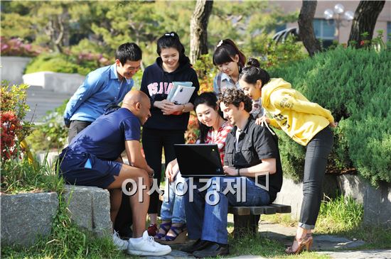 호남대 학생들이 교정에서 노트북을 이용해 검색하고 있다.