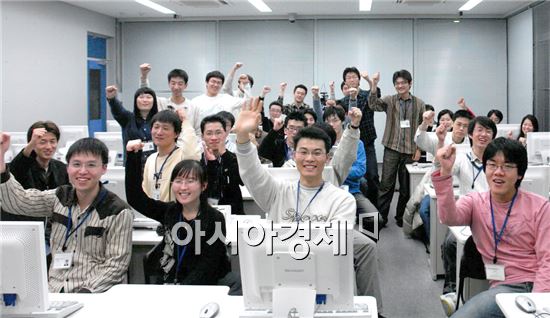 호남대학생들이 파이팅을 외치고 있다.