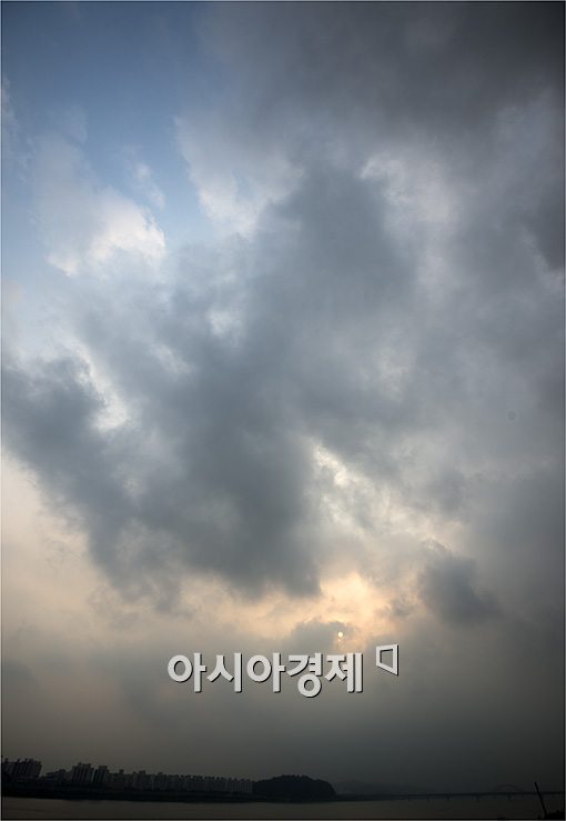 [포토]서울 하늘 지나는 먹구름