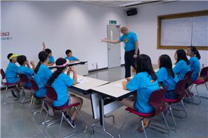 2013 삼양가족과정에 참가한 아이들이 수업을 받고 있다.