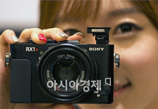 [포토]얼굴보다 작은 풀프레임 'RX1R'