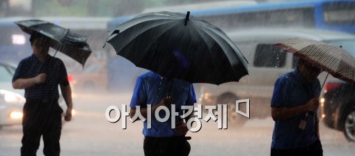 [오늘 날씨] 태풍 영향으로 전국 흐리고 비…제주·남부 최대 400㎜ 폭우