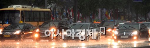 [날씨]주말 전국에 '물 폭탄'…강풍 불어 '쌀쌀'