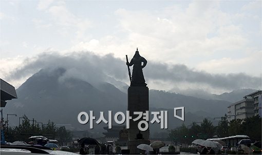 [포토]북악산 정상에서 꿈틀거리는 먹구름