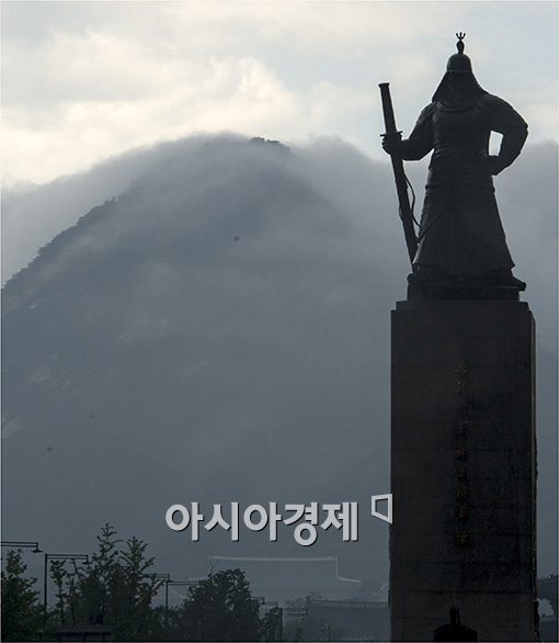 [포토]북악산 휘감은 먹구름