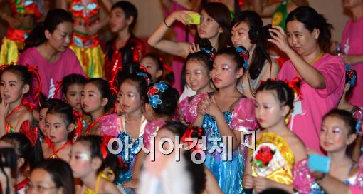 [포토]환호하는 중국 어린이들