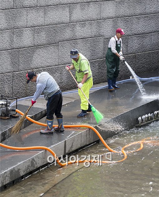 [포토]'청계천을 깨끗이'