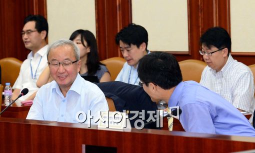 [포토]대화하는 현오석 부총리와 김현수 서비스산업 총연합회 쟁책위의장