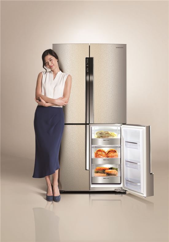 ▲삼성전자 냉장고 지펠 모델 전지현 씨가 '지펠 T9000 김치플러스' 신제품을 소개하고 있다.