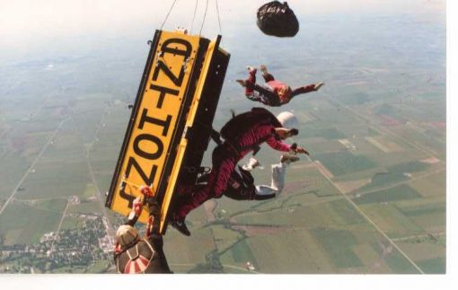 ▲ 앤서니 마틴(47)이 1998년 8월 미국 일리노이주 샌드위치에서 선보인 스카이다이빙 묘기. 당시 마틴은 1만3500피트 상공에서 관 속에 묶인 채 낙하해 탈출하는데 성공했다.

