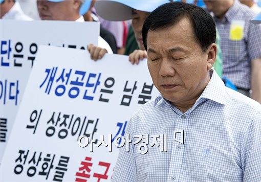 [포토]고개 떨군 개성공단 입주기업 대표