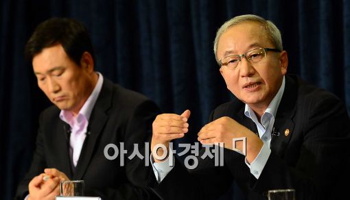 [포토]질의에 답하는 현오석 부총리