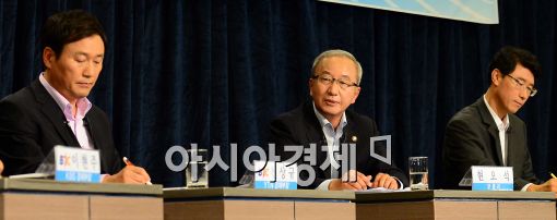 [포토]토론회 참석한 현오석 부총리