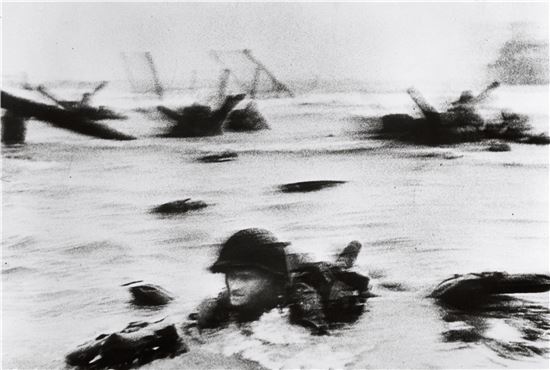 로버트 카파 사진 '1944년 6월6일 노르망디 상륙작전 중에 촬영한 사진. 제2차 세계대전의 보도사진 중 최고 걸작으로 꼽힌다. 