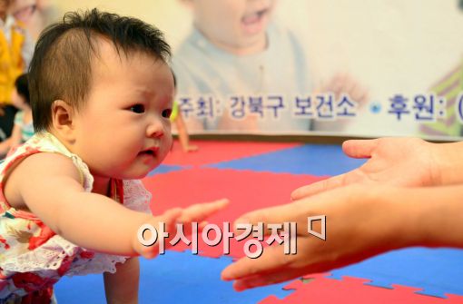 [포토]'엄마 손 잡아줘요~'