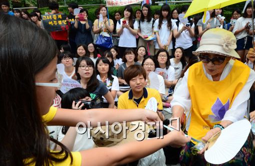 [포토]'할머니, 제 마음이에요~'