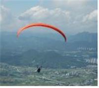 낙하산과 행글라이더의 특성을 결합한 패러글라이딩. 출처:국토교통부