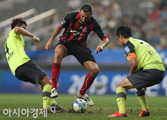 [포토] 데얀 '문전 주춤주춤'