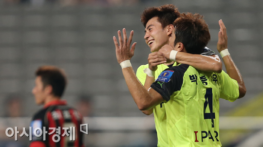 7일 FC서울과의 FA컵 8강전에서 쐐기골을 넣은 뒤 기뻐하는 부산 아이파크 박종우(오른쪽)와 임상협(가운데) ([사진=정재훈 기자]