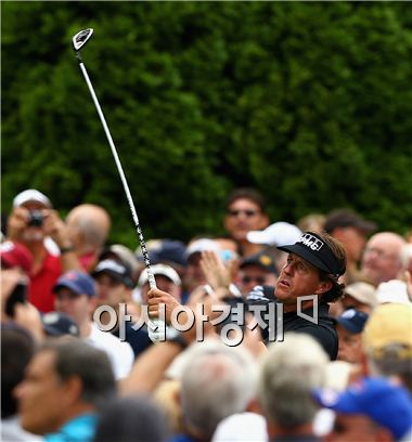  필 미켈슨이 95번째 PGA챔피언십을 앞두고 오크힐에서 연습라운드를 하고 있다. 로체스터(美 뉴욕주)=Getty images/멀티비츠.  