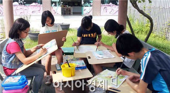 여름방학을 맞아 함평생태공원을 찾은 학생들이 그림 그리기 삼매경에 빠져 있다.