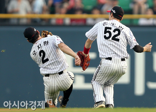 [포토] 오지환 '어려운 타구 글러브에 쏙'