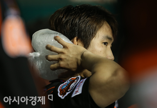 [포토] 전준우 '얼음찜질이 최고야'