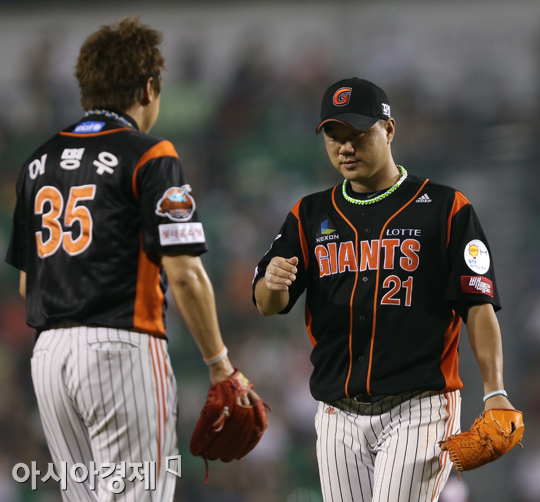 [포토] 송승준 '이명우, 뒤를 부탁해'