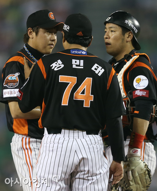 [포토] 정민태 코치 '이명우, 자신감 갖고'