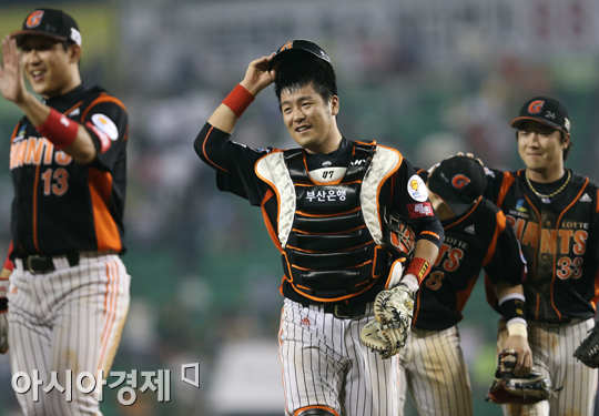 [포토] 강민호 '1000번째 출장 경기 이겨서 너무 기뻐'