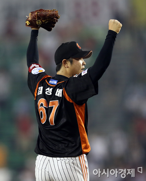 [포토] 김성배 '승리 순간 주먹 불끈'