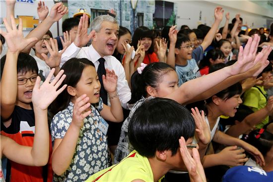 "우리 아빠가 만든 차 멋져요" 한국GM 직원자녀 초청행사