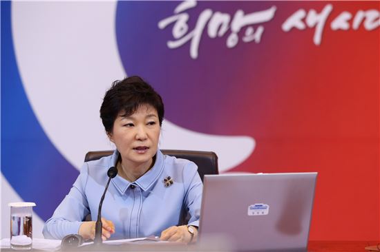 6일 청와대에서 국무회의를 주재하며 발언하는 박근혜 대통령(사진제공 : 청와대)