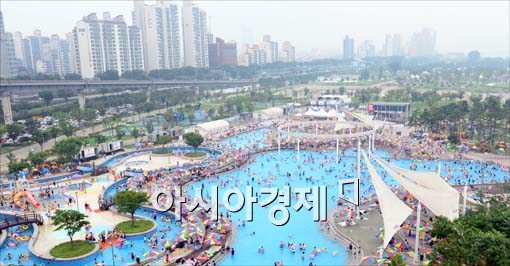 [포토]더위 속 수영장