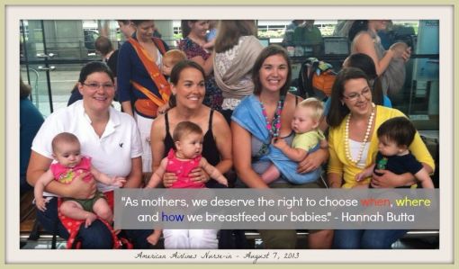 ▲ 지난 7일(현지시간) 메릴랜드주 볼티모어공항에 젖먹이 아기를 안은 엄마 30여명이 몰려와 아메리칸에어라인 항공사 탑승수속 창구 앞에서 모유수유를 시위를 벌였다. (출처: 한나 부타 페이스북)