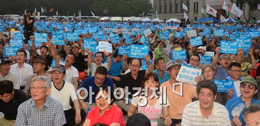 [포토]'안 나오면 쳐들어 간다'