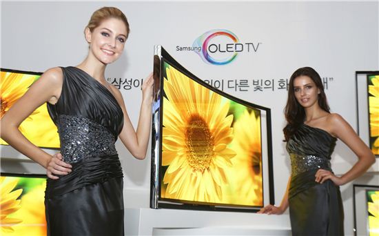 삼성전자 모델들이 커브드 OLED(유기발광다이오드) TV를 소개하고 있다. 