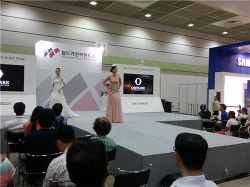 10일 코엑스 월드가전브랜드쇼 무대에서 모델들이 웨딩드레스를 입고 패션쇼를 펼치고 있다.