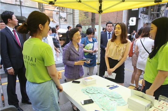 신연희 강남구청장이 10일 오후 '2013 강남구 가로수길 트렌드 페스타’에 참석했다.

