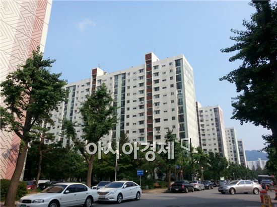 겉보기엔 허름해 보이는 서울 강남구 대치동 미도 아파트는 84㎡를 제외하고는 모두 실 거래가가 9억원을 웃도는 고가 아파트다. 기획재정부가 지난 8일 발표한 ‘2013 세법개정안’이 시행되면 이 단지 대부분 주민들의 양도소득세가 늘어나게 되는 셈이다. 