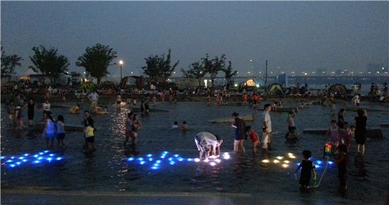 지난 9일 밤  여의도 한강물빛광장내 인공 호숫가. 늦은 시간까지 물놀이를 즐기는 아이들로 붐비고 있다. 