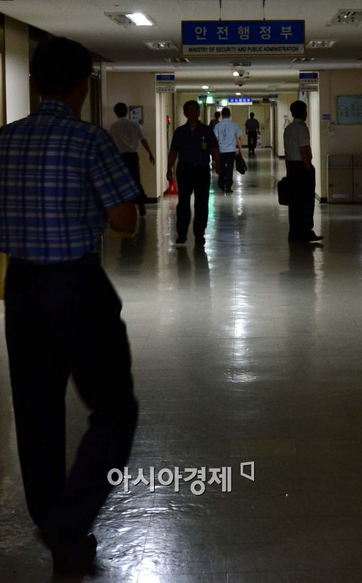 [포토]어두컴컴한 정부서울청사 복도
