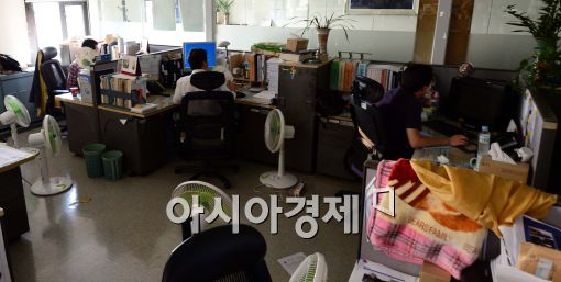 [포토]소등에 부채질까지....