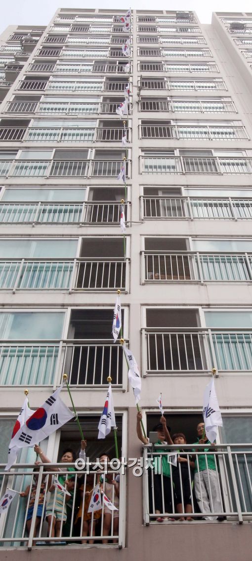 [포토]광복절을 앞두고 펄럭이는 태극기