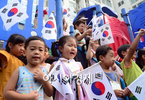 [포토]'태극기 달아주세요~'