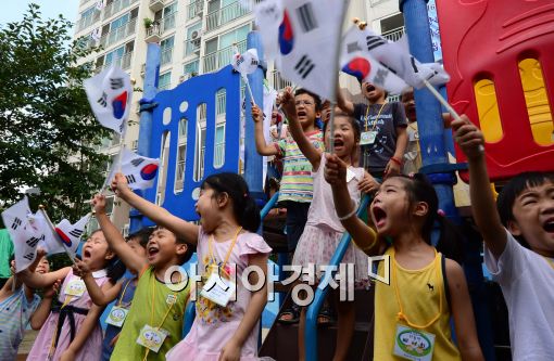 [포토]'다함께 광복절에 태극기 달아요'