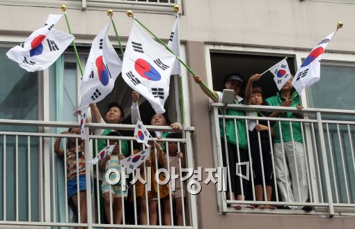 [포토]'태극기 꼭 달아주세요~'