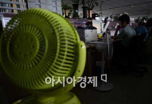 [포토]냉방기 끄고 선풍기만 