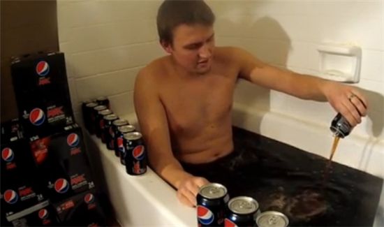 콜라로 목욕하는 남자…"상쾌해" 즐거운 비명