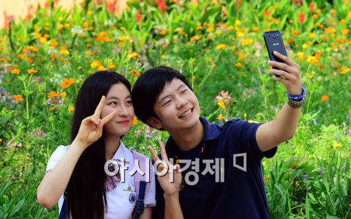 [포토]코스모스를 등지고.....